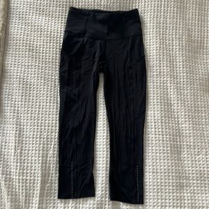 Lululemon black capris with pockets!